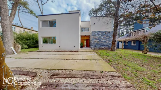 Casa En  De 4 Dormitorios En Venta A Metros De La Playa En Cariló