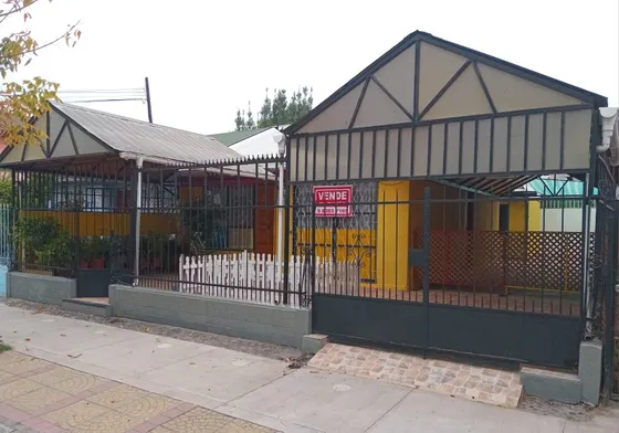 Casa Sólida De Un Piso Con Un Gran Patio Techado En Recoleta