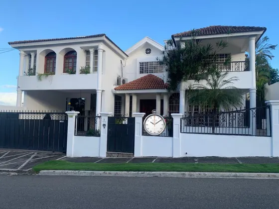 Casa Amplia En Urbanización Thomen Se Presta Para Muchos Usos 