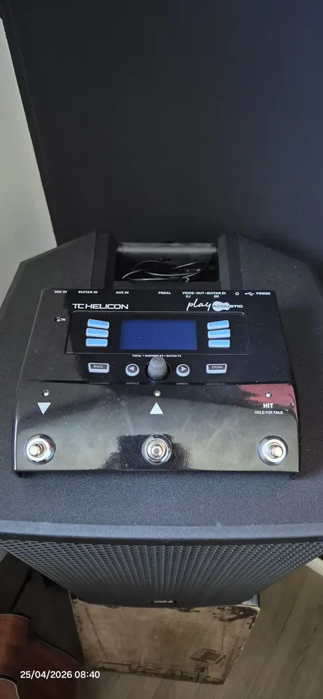 Pedal Multiefeitos TC Helicon Play Acoustic Guitarra e Voz Preto