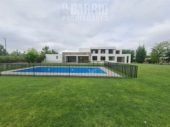 Casa En Venta De 6 Dorm. En Chicureo Poniente