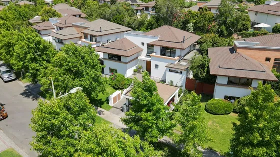 Exclusiva Casa Familiar En Las Condes  Sector El Remanso