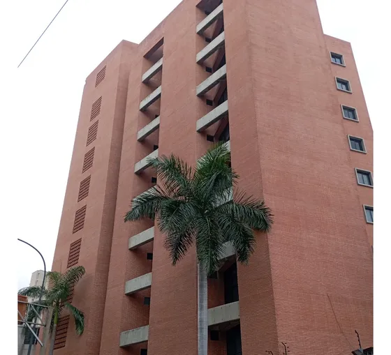 Jc - Se Vende Funcional Oficina De 72 M2. Cuatro Amplios Cubiculos. 15 Puestos De Trabajo.  Ubicada Cerca Centro Comercial Millennium. Av. Rómulo Gallegos. Los Dos Caminos. 
