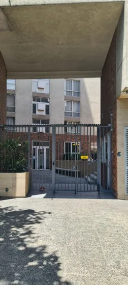 Edificio Con Excelente Ubicación,  Locomoción Y Comercio.