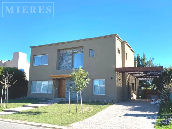 Muy Linda Casa En Venta En El Barrio San Francisco, Villanueva.