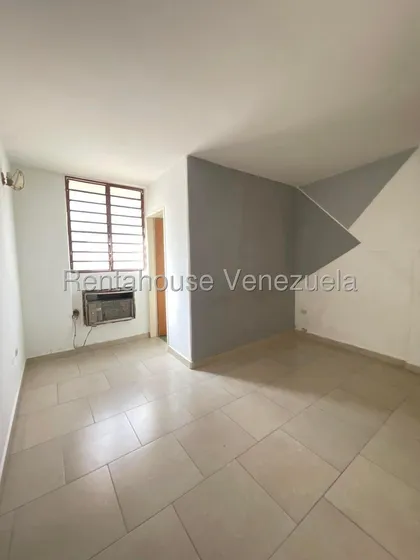 Buena Casa En Alquiler Amoblada Con Cocina Empotrada Aires Acondicionados Puestos De Estacionamiento Agua Amplia Y Cómoda Permanente Calle Segura Nela 25-14786