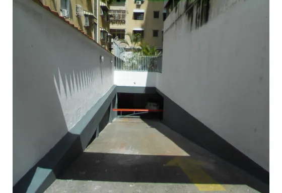 Vendo Estacionamiento C/ Locales Comerciales  1060m2 Chacao 8160