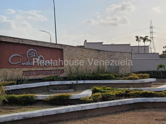 Maritza Lucena Trae Para Ti En Alquiler Esta Espectacular Casa Duplex Conectada A Planta Eléctrica En Ciudad Roca-amoblada Y Equipada, Cocina Moderna Concepto Abierto, Amplio Patio, Vigilancia 24/7.