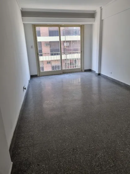 Muy Luminoso Departamento De 2 Ambientes En Pleno Centro De Lanús