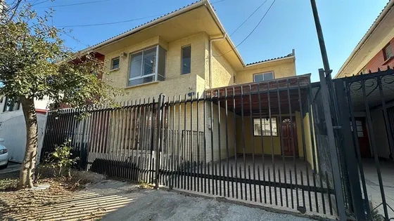 Casa En Venta De 4 Dorm. En Maipú