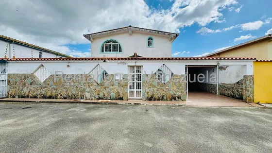 Hermosa Casa En Alquiler Urbanismo Privado La Vicotira Estef 27-1544