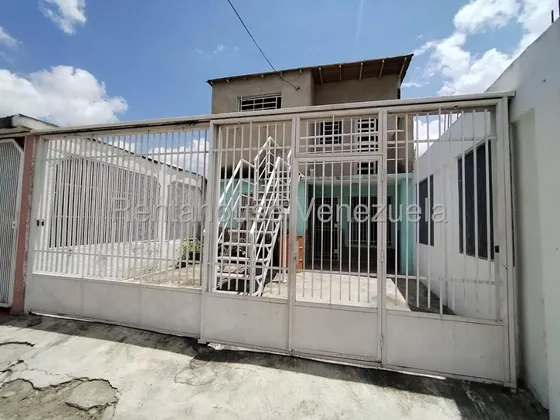 María Valera Tiene En Venta Excelente Propiedad Ubicada En Calle Cerrada En Cabudare, 2 Casas En Una, Arriba, Sala, Cocina, Comedor, Habitaciones, Baño, Entrada Independiente, Y Abajo Igual, 