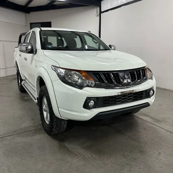 Mitsubishi L200 2.4 Cabina Doble 4x2 Mt
