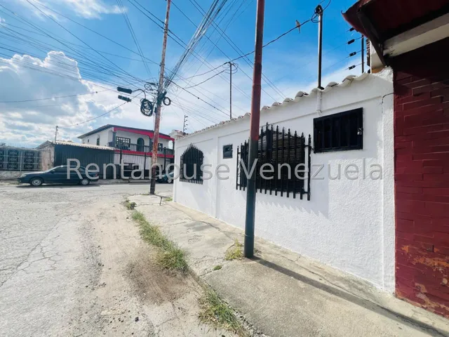 Maritza Lucena Vende Amplia Y Remodelada Casa Al Oeste De Barquisimeto, Para Uso Comercial O Residencial, Amplios Locales, Perfecta Para Emprendedores, 