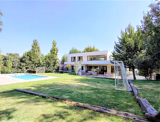 Moderna Casa Con Subterranéo, Los Bosques