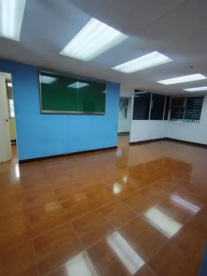 Alquilo Varios Cubículos En Oficina De Plaza Venezuela Muy Ubicada En Torre Empresarial Con Vigilancia