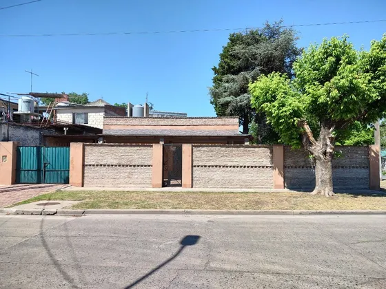 Casa En Venta - 2 Dormitorios 1 Baño - Cochera - 313mts2 - Villa Santos Tesei