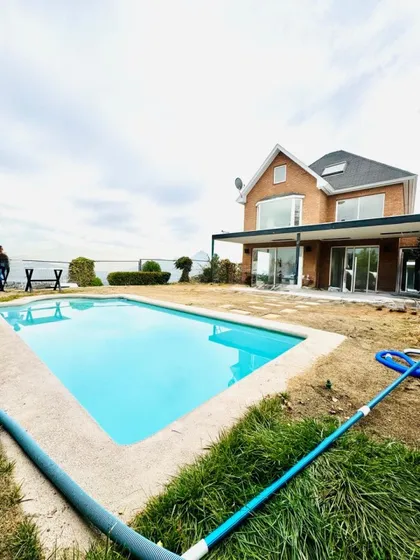 Casa Remodelada De 3 Pisos 185m2 Útiles Y 450m2 De Terreno 