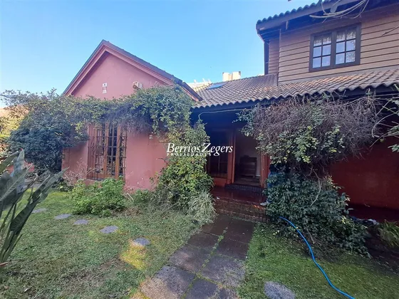 Casa En Venta De 5 Dorm. En Ñuñoa