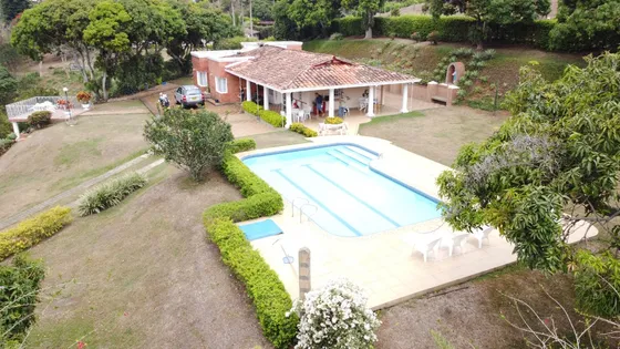Se Vende Espectacular Casa Campestre En Girardota A Tan Sólo 2 Minutos De La Via Principal.
