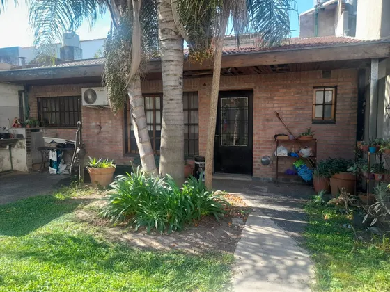 Casa/venta Con Gran Jardin  Vte. Lopez Cocheras 