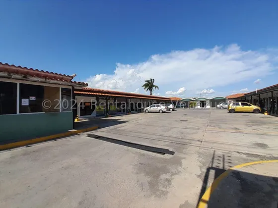 Se Alquila Amplio Local Comercial Ubicado En La Piedad Norte De Cabudare 25-3018