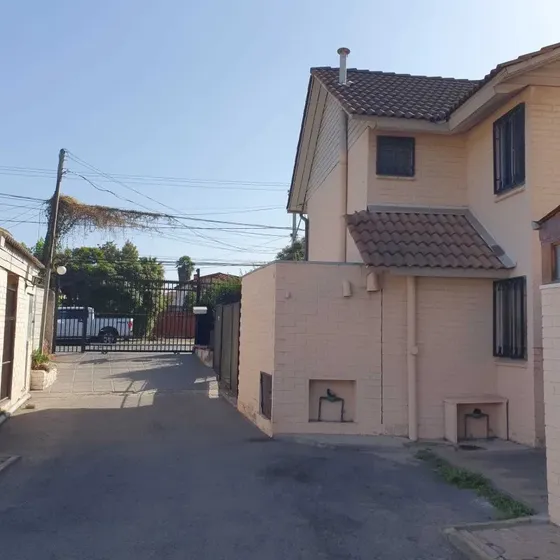 Casa En Condominio De Maipú Con Excelente Conectividad