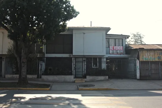 Amplia Casa Con Patio Y Local Comercial