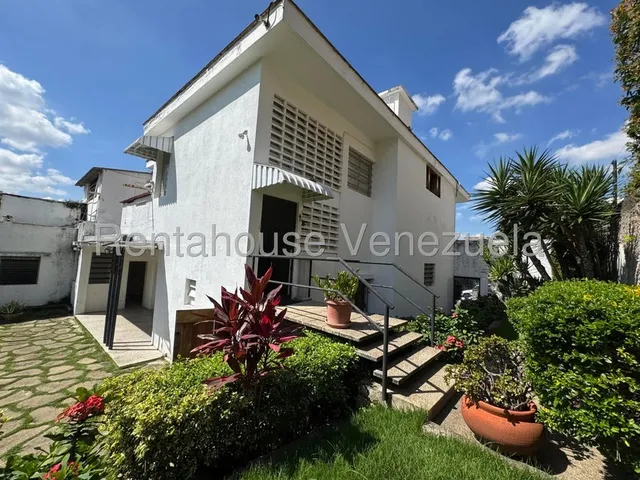Yf Estupenda Casa Comercial En Alquiler En Altamira 25-8653 Merw