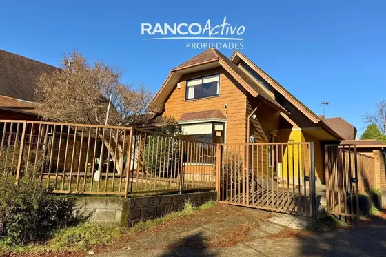 Amplia Y Moderna Casa Esquina El Bosque, Valdivia, 3d/3b