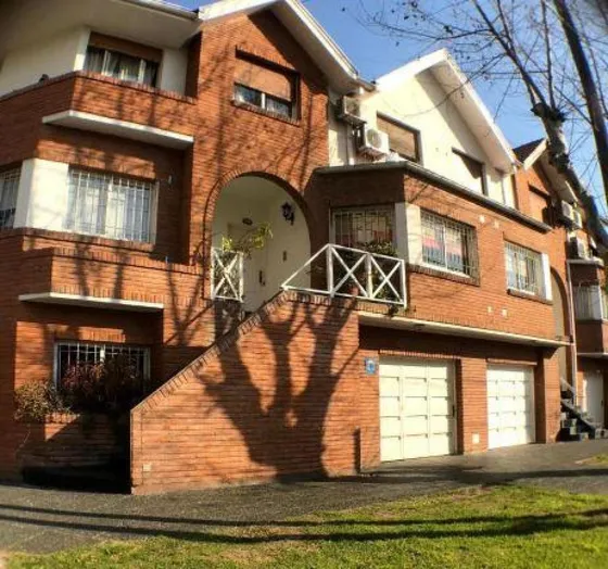 Casa En Venta - 3 Dormitorios 3 Baños - Cocheras - 210mts2 - Lomas De Zamora