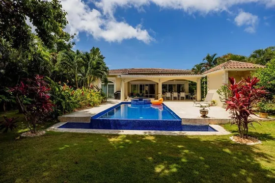 Villa Amueblada En Venta En Punta Cana, Cocotal, 3 Habitaciones, Con Piscina