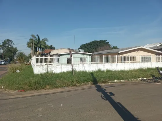 Terreno De Esquina, Com 02 Frentes E 01  Casa De Alvenaria, 02d, Amplo Pátio , Bairro Com Infraestrutura, Mercados, Farmácias, Ferragens, Padarias, Escolas, Hospital E Parque Para Lazer .