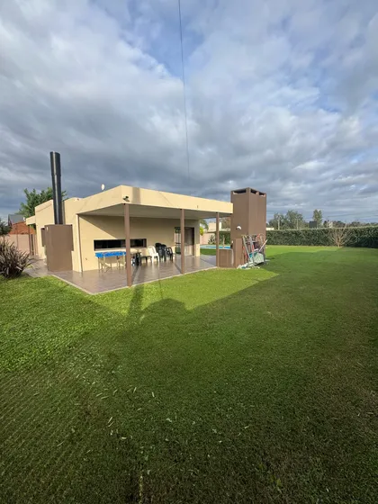 Alquiler Casa En Funes De Un Dormitorio Con Pileta
