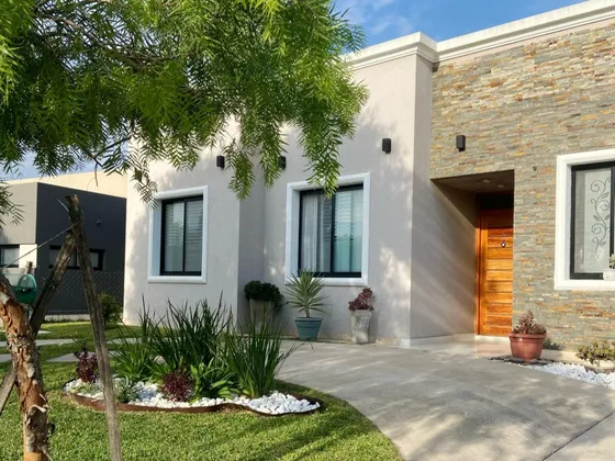 Casa En Venta De 3 Dormitorios C/ Cochera En San Alfonso Pilar Del Este