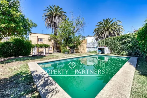 Casa Sólida Con Gran Jardín Y Piscina En Ñuñoa, A ...