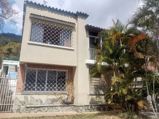 En Alquiler Amplia Y Cómoda Casa Comercial, Ubicada Estratégicamente En Una De Las Mejores Zonas De San Bernardino.  