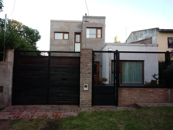 Casa En Venta  Varios Ambientes. Espacios Abiertos. 2 Baños. Pileta