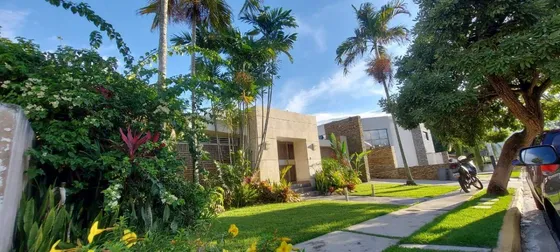 Meb Vende Moderna Casa Con 1500m² De Terreno Villas Laguna Club Guataparo Valencia 254649