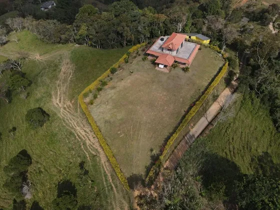 Se Vende Agradable Casa Campestre A 7 Minutos Del Municipio De Yolombó.
