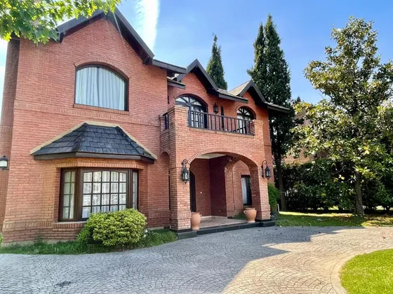 Casa En Venta - 4 Dormitorios 4 Baños - Cochera - 833mts2 - Esteban Echeverría