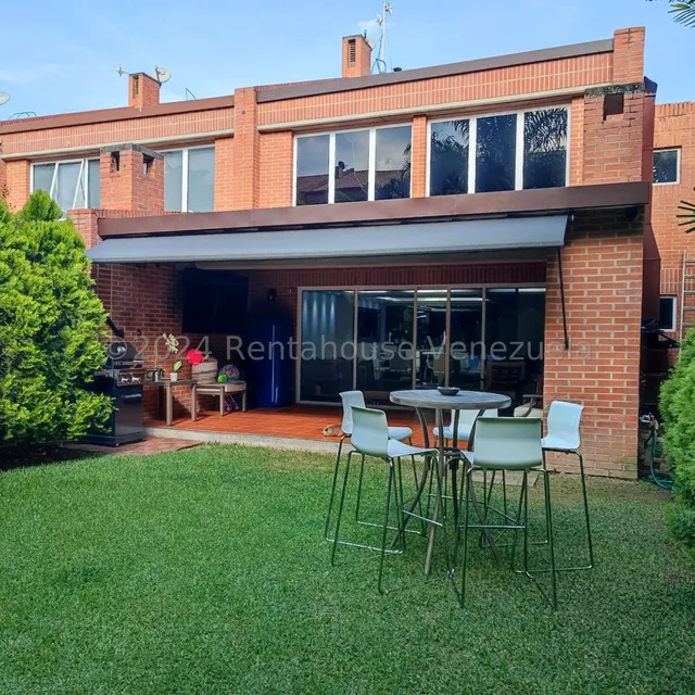 Hermosa Casa En Venta  Tipo Town House.  Fabiola Mls #25-8818