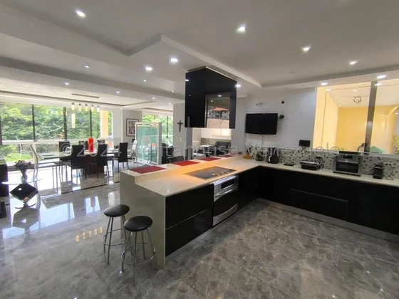 Imponente, Moderna Y Vanguardista Casa De Esquina Ubicada En Prebo Iii, Fachada En Espacato Y Marmol, Pisos En Porcelanato Importado, Techos Escayolas, Cocina Empotrada Italiana Marca Gatto