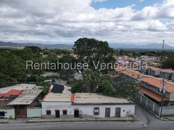 Mayra Barradas Vende Excelente Terreno Comercial De 9.142,81 M2 En La Av. Bolívar De Los Rastrojos, Con Acceso Directo A La Intercomunal Barquisimeto-cabudare. Servicios Activos.