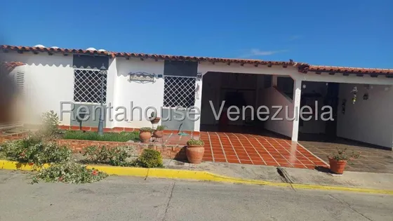 Sorangel Vargas Vende Amplia Y Bella Casa En Excelente Ubicación, Tanque Subterráneo, Santa Lucia Cabudare Mls #25-11844