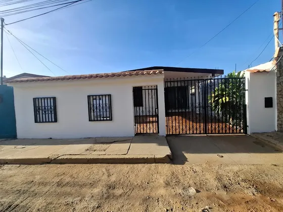 Se Vende Casa En El 18 De Octubre (zona Norte) 225mts 2 - 3 Habitaciones - 3 Baños - Sala - Comedor - Cocina - Lavadero - Estacionamiento Queda A Una Cuadra De Pastelitos P