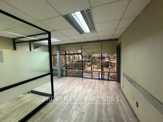 Se Arriendan Amplias Oficinas En El Centro De Vald...