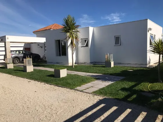Casa En Cancha De Golf Con Amplio Quincho Y Bodega Cerrada.