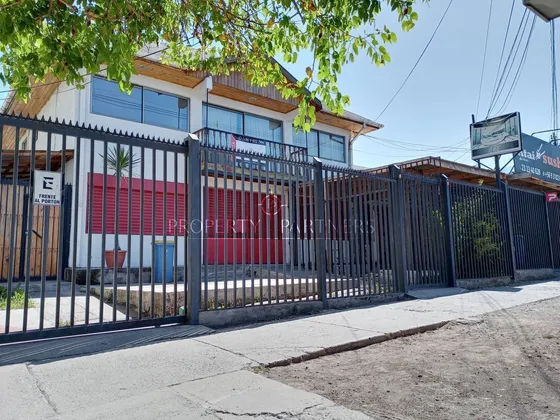 Local Comercial En Avda Walker Martinez.
