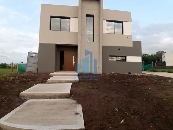 Venta Casa De 4 Ambientes En Barrio Santa Elisa, Pilar Del Este